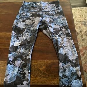 Marble print size 4 high waisted leggings capri length.